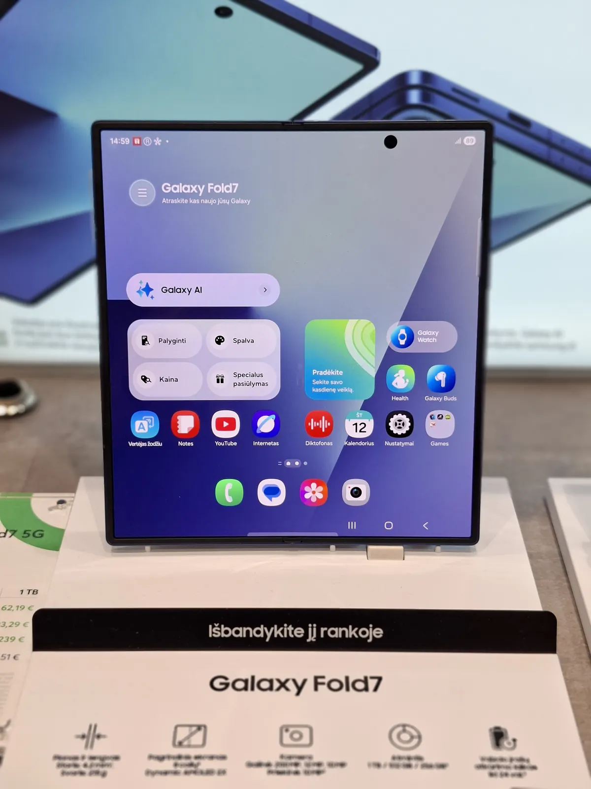 Samsung Galaxy Z Fold 7 aberto em exposição antes da nova geração de dobráveis